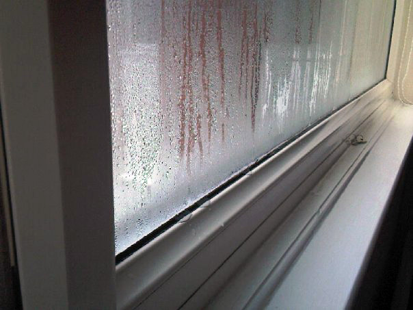Condensation on a bedroom window - photo: Timberwise - www.timberwise.co.uk - used under CC BY-NC-SA 2.0